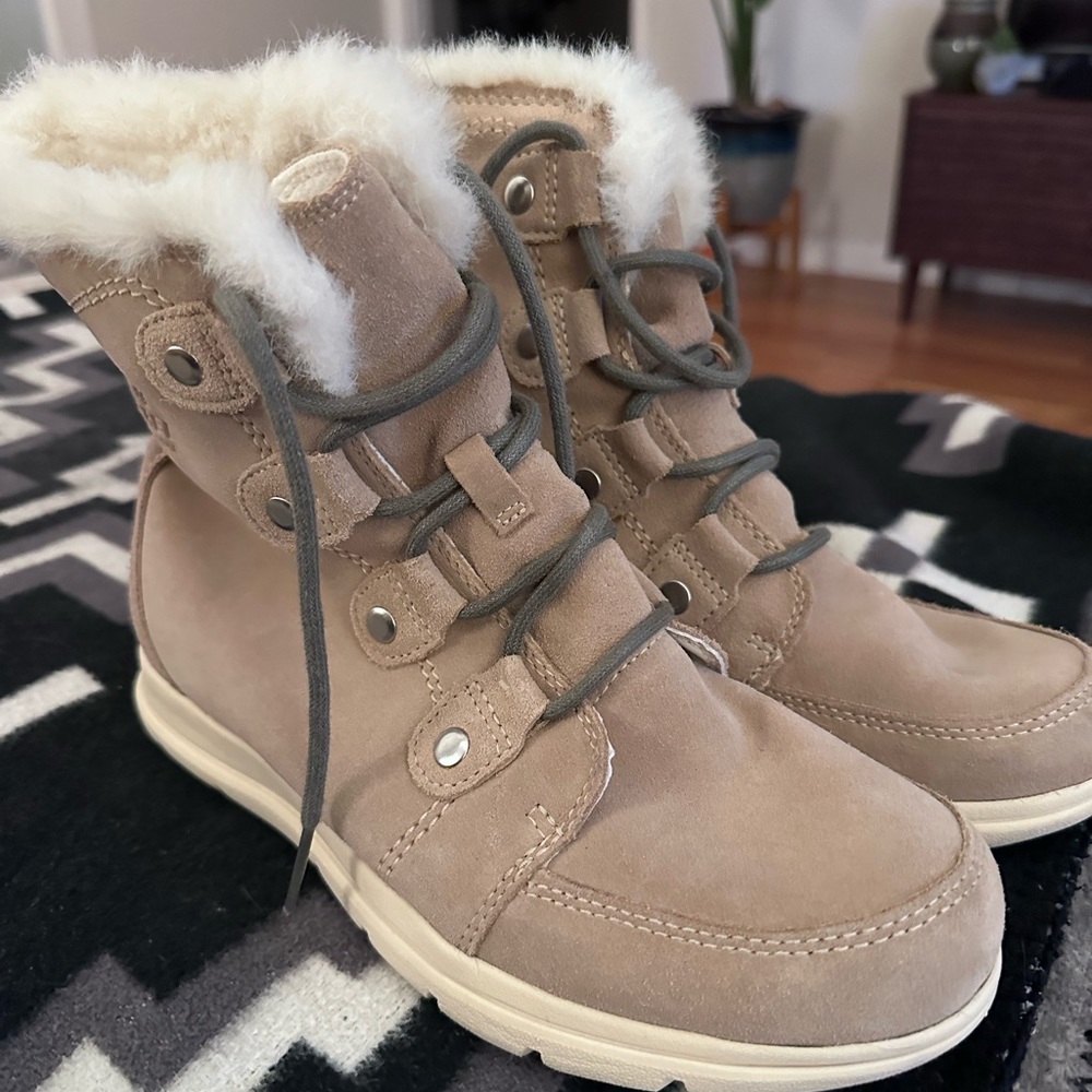 Never worn sorel winter boots size 9